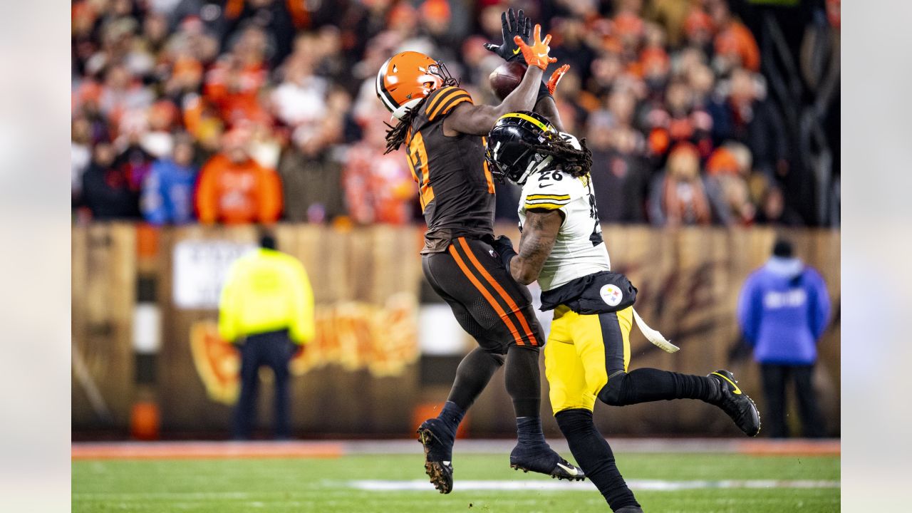 Cleveland Browns RB Kareem Hunt reportedly angling for a new contract -  Dawgs By Nature