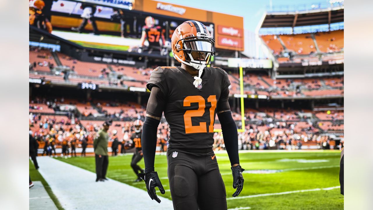 Cleveland Browns guard Wyatt Teller (77) lines up for a play during an NFL  football game against the Tampa Bay Buccaneers, Sunday, Nov. 27, 2022, in  Cleveland. (AP Photo/Kirk Irwin Stock Photo - Alamy