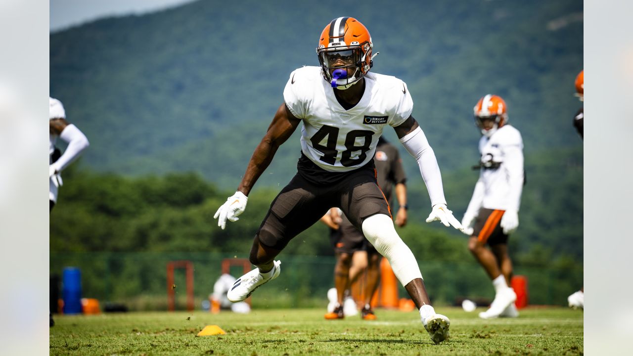 KRT SPORTS STORY SLUGGED: FBN-BEARS-BROWNS KRT PHOTOGRAPH BY MIKE  CARDEW/AKRON BEACON JOURNAL (October 9) CLEVELAND, OH -- Cleveland Browns  tight end Aaron Shea tries to advance the ball through Chicago Bears  linebacker