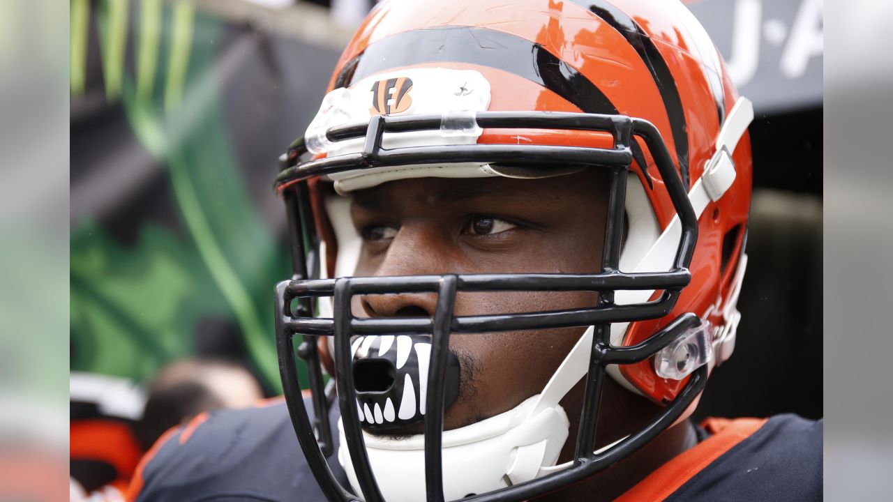 Cleveland Browns defensive tackle Andrew Billings warms up before