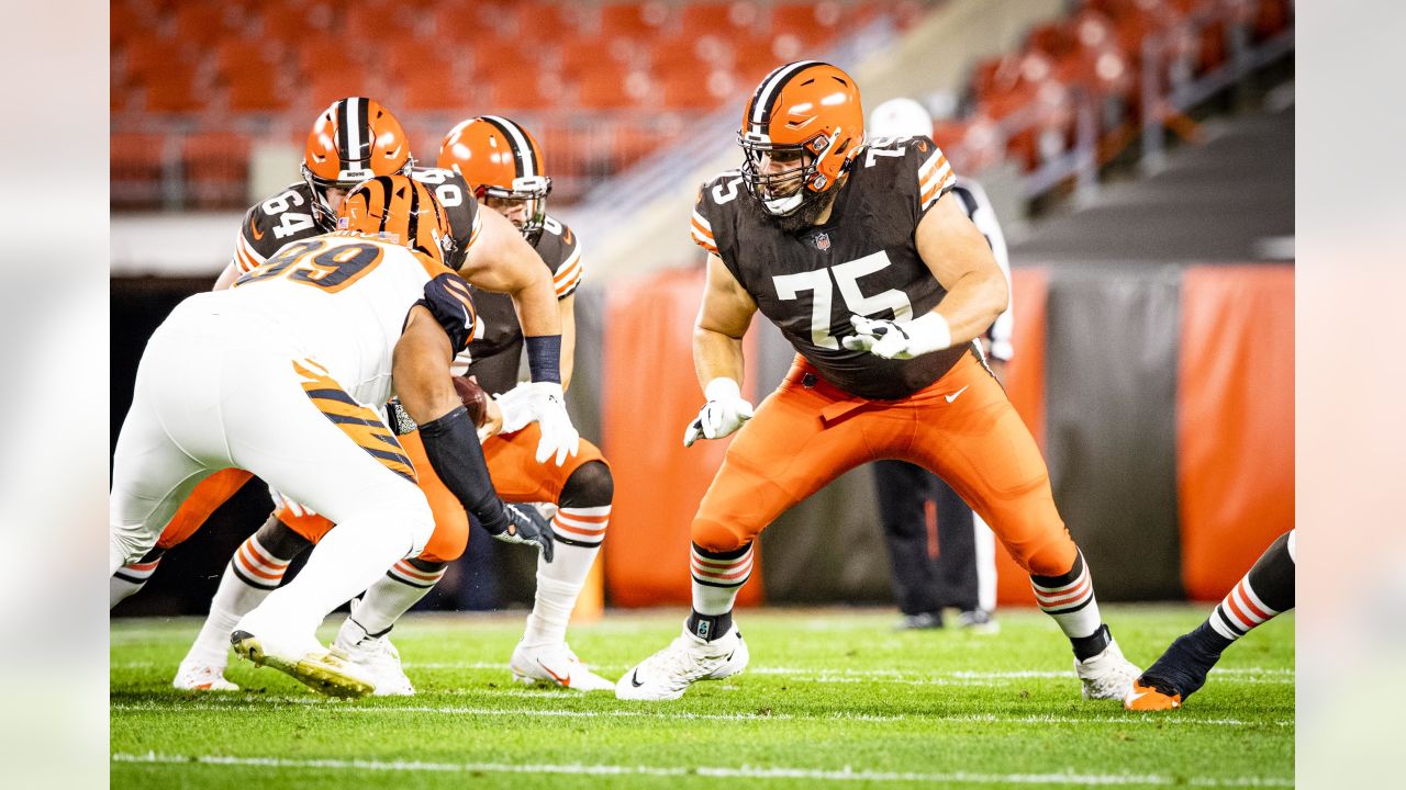 Following Browns rookie LT Jedrick Wills Jr.'s every move during a camp  practice - The Athletic