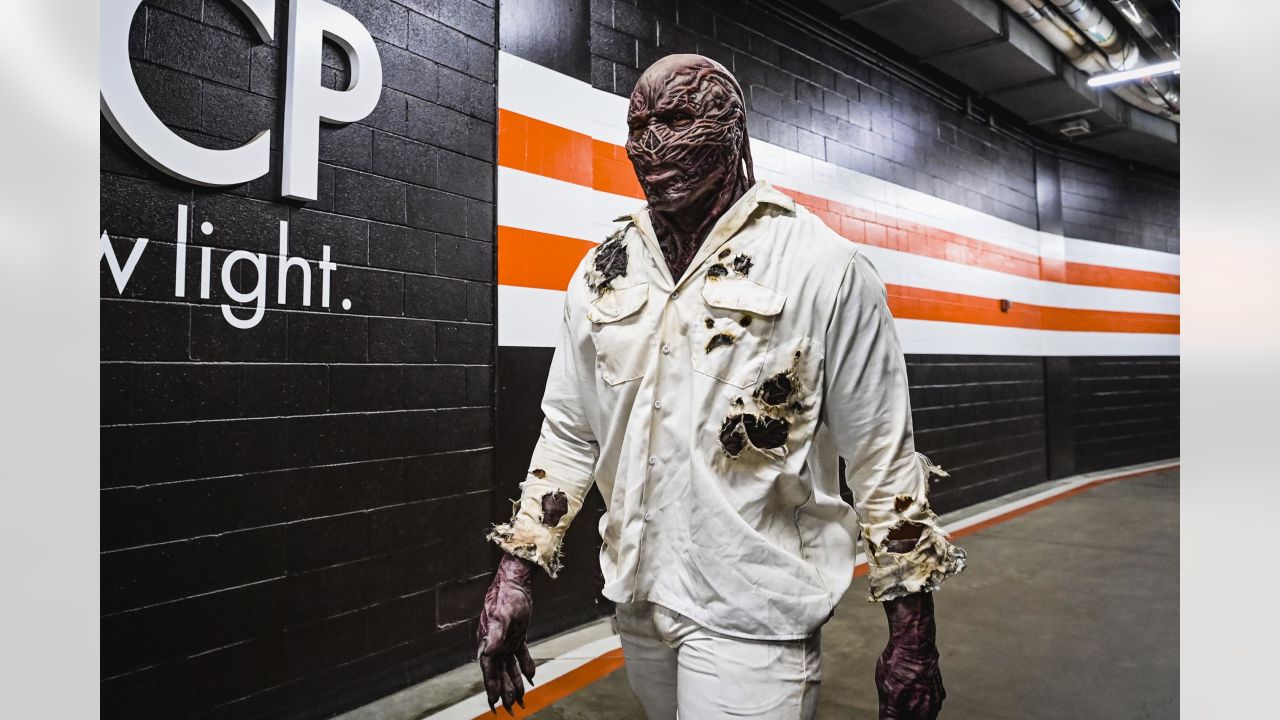 Browns arrive in Halloween costumes for Bengals game 