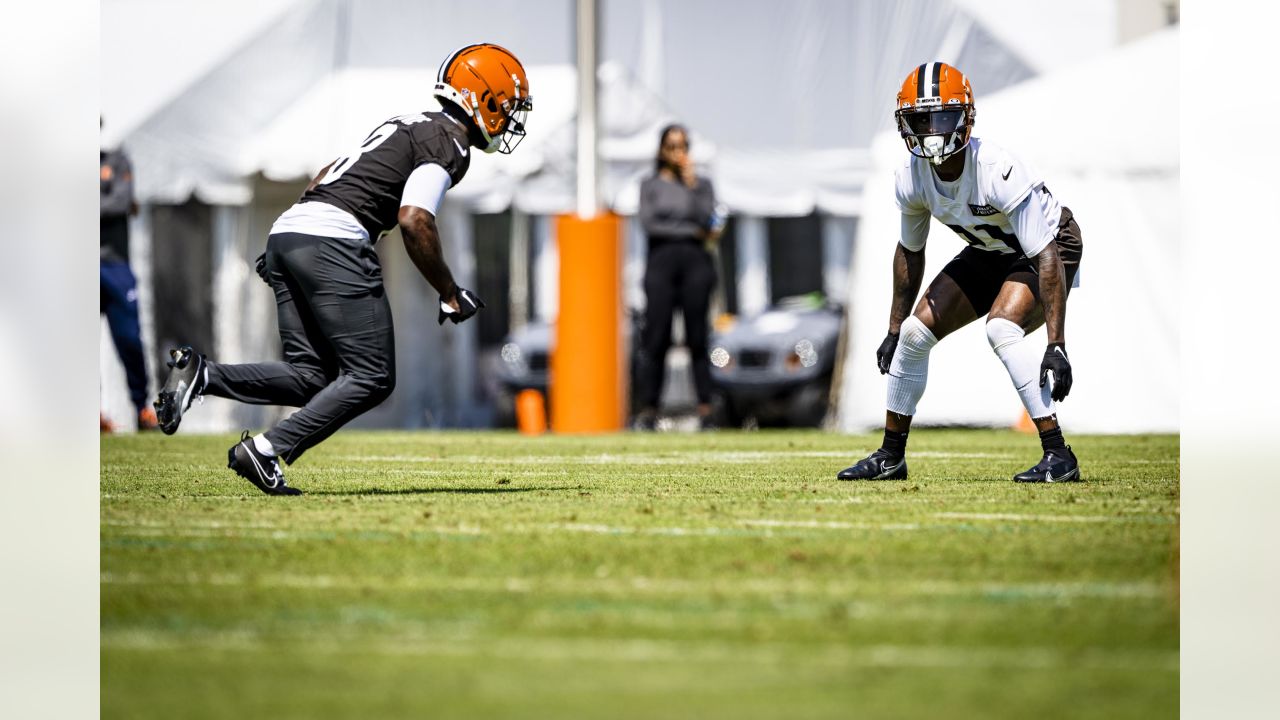 Browns training camp: Myles Garrett coaching up younger defensive ends -  Dawgs By Nature