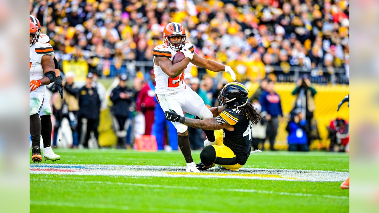 Browns end Steelers' four-game winning streak on surreal night in Cleveland