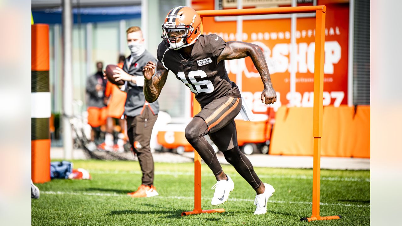 Cleveland Browns Fullback Johnny Stanton Poses With Critical Role