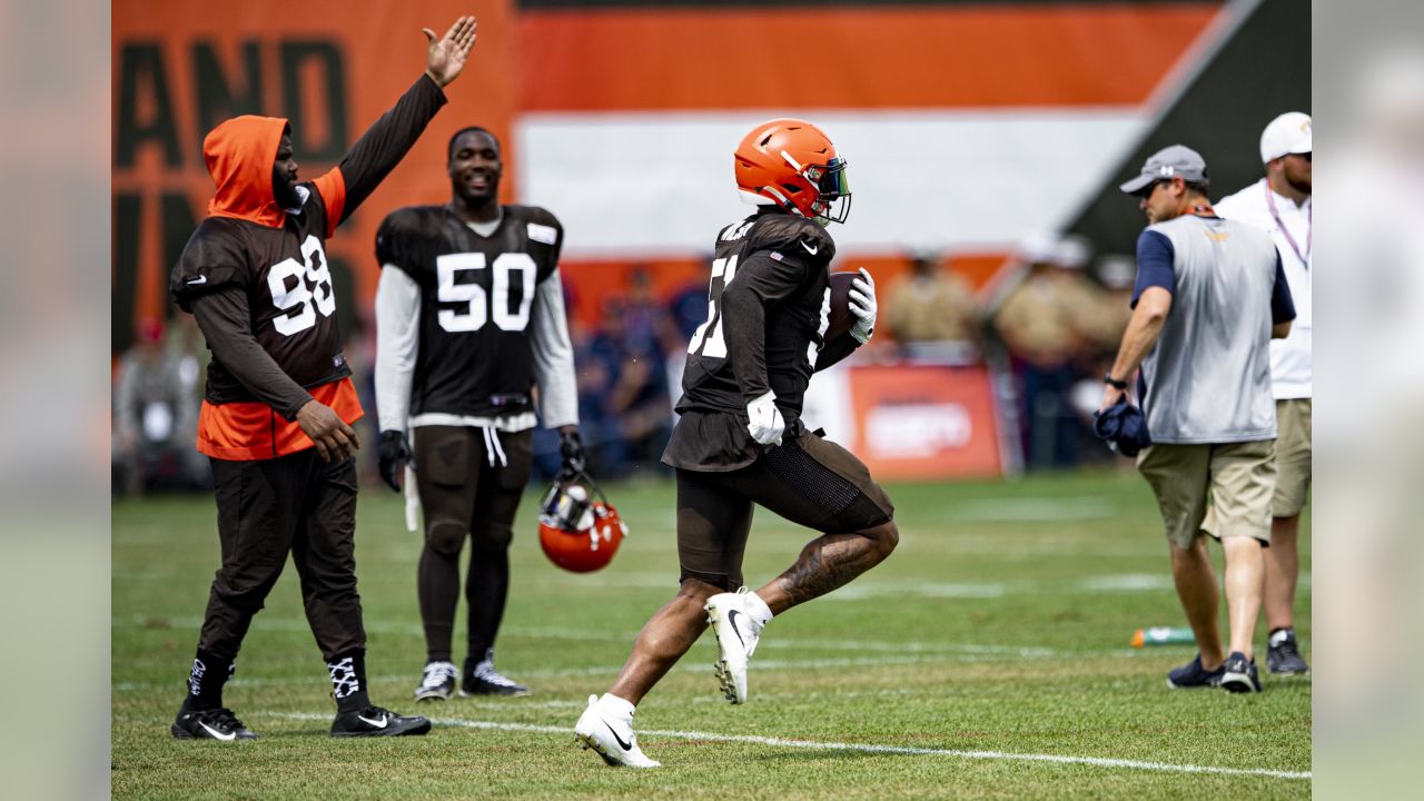 Cleveland Browns linebacker Sione Takitaki walks off the field after the  NFL football team's training camp, Thursday, July 28, 2022, in Berea, Ohio.  (AP Photo/Nick Cammett Stock Photo - Alamy