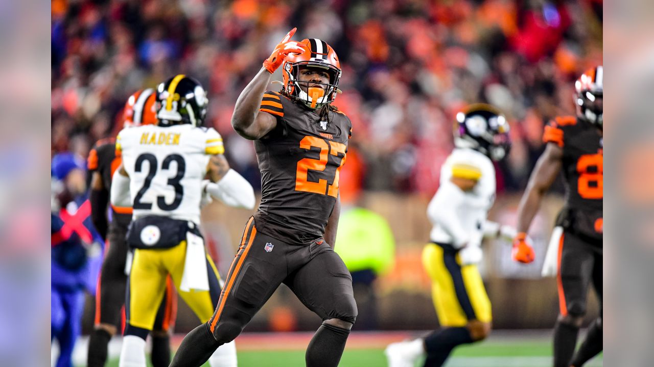 myles garrett helps mason rudolph put his helmet back on｜TikTok Search