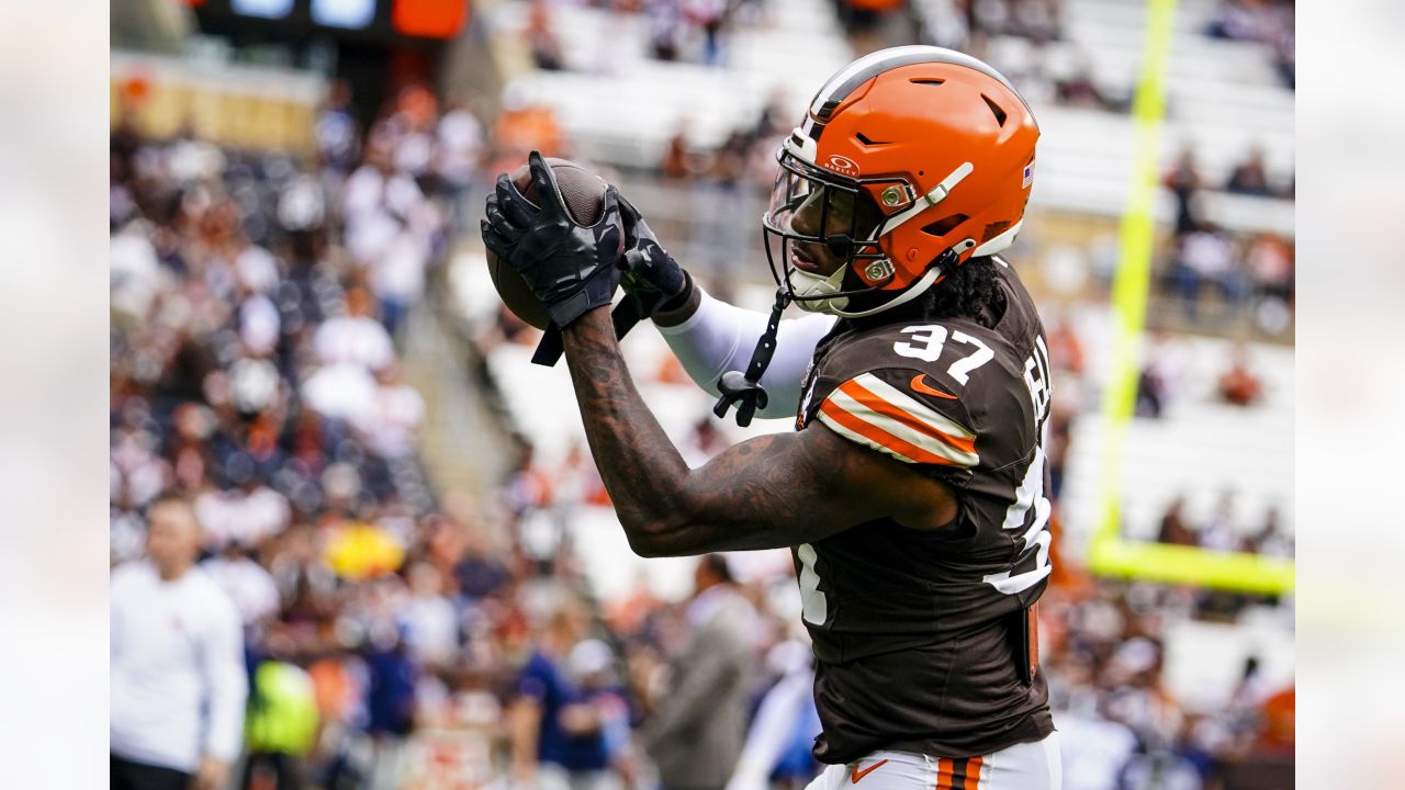 Cleveland Browns cornerback Martin Emerson Jr. (23) on defense during an  NFL football game against the Carolina Panthers, Sunday, Sep. 11, 2022, in  Charlotte, N.C. (AP Photo/Brian Westerholt Stock Photo - Alamy