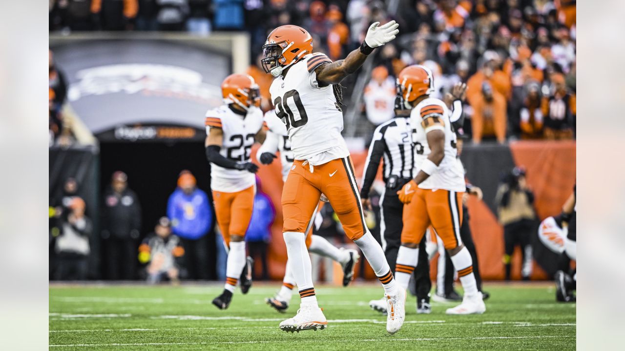 Jadeveon Clowney Cleveland Browns Game-Used #90 White Jersey vs. Cincinnati  Bengals on November 7 2021