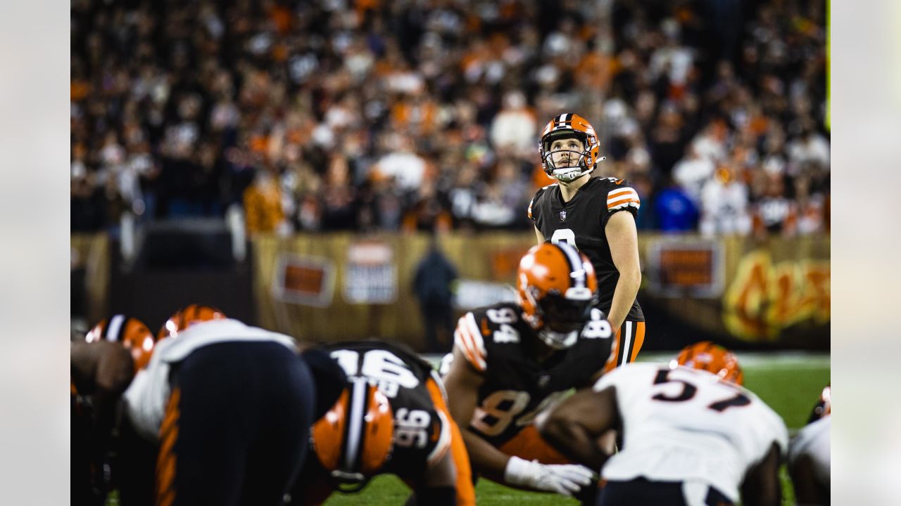 Cleveland Browns center Ethan Pocic (55) snaps the ball during an NFL  football game against the New England Patriots, Sunday, Oct. 16, 2022, in  Cleveland. (AP Photo/Kirk Irwin Stock Photo - Alamy