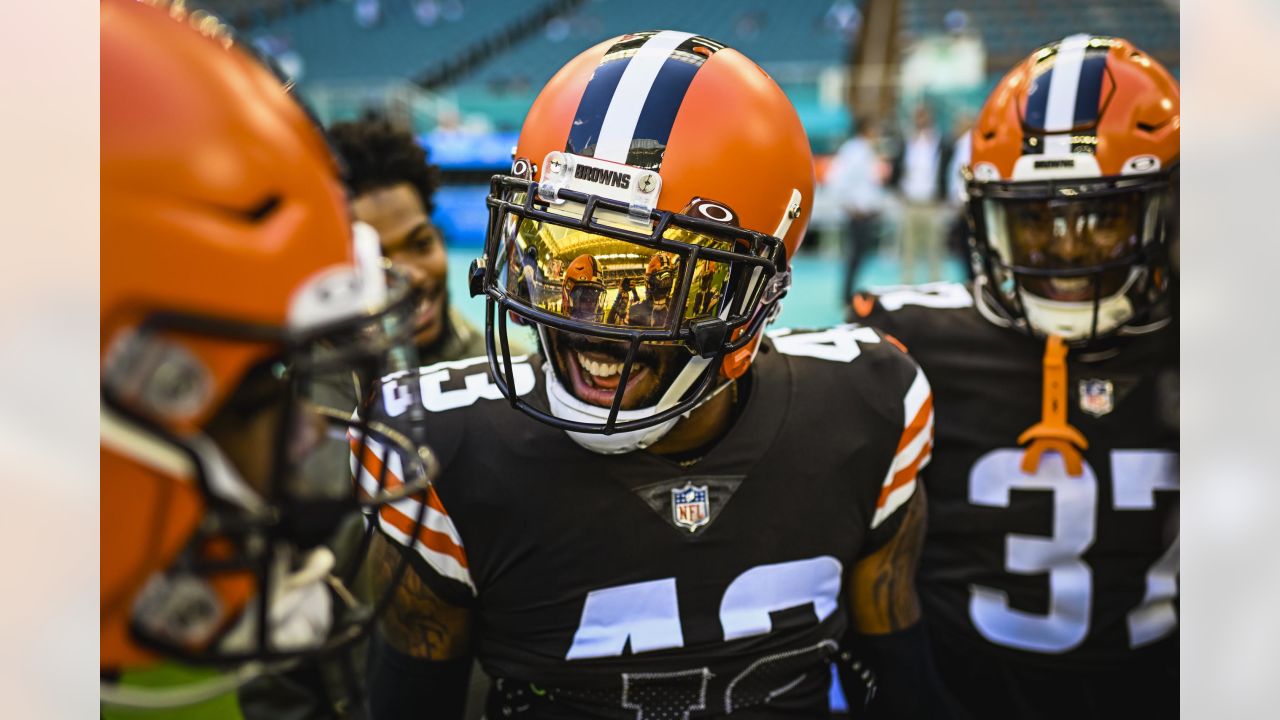 Cleveland Browns tight end Pharaoh Brown (84) warms up prior to