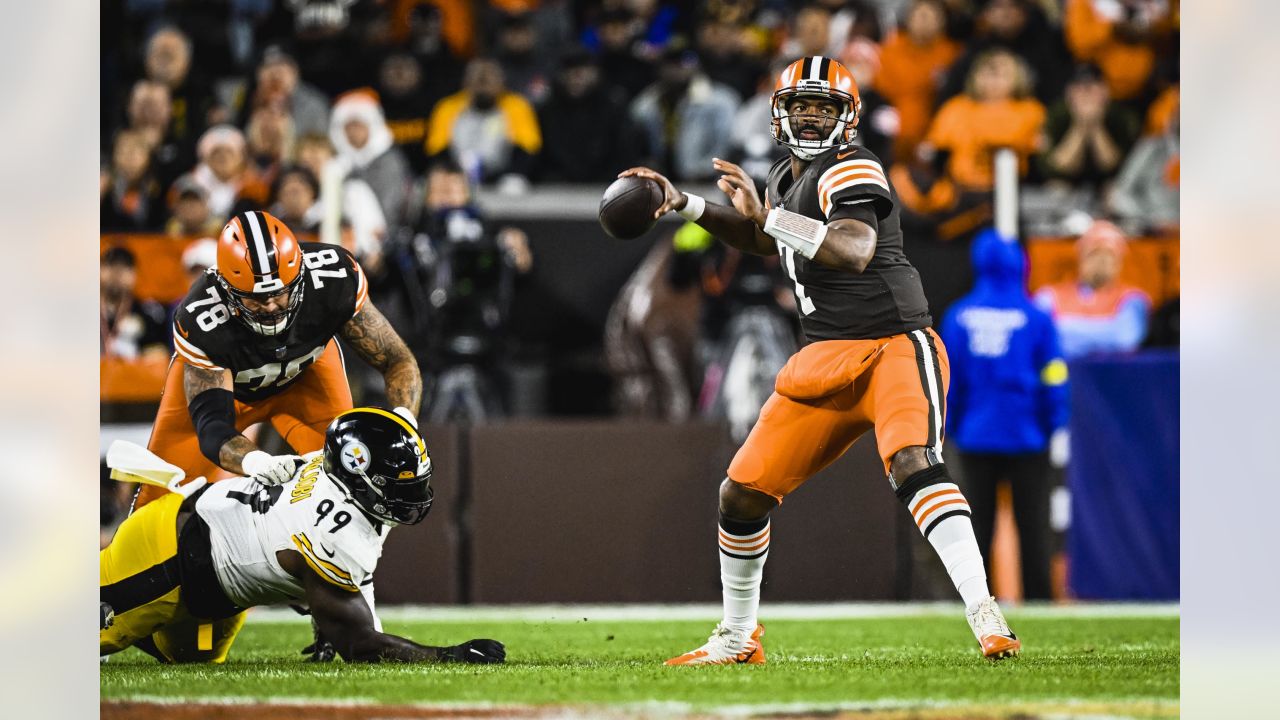 5 Jan 2003: Lee Flowers of the Pittsburgh Steelers makes a tackle during  the Steelers 36-33 victory over the Cleveland Browns in the Wildcard  Playoff game at Heinz Field in Pittsburgh, PA. (