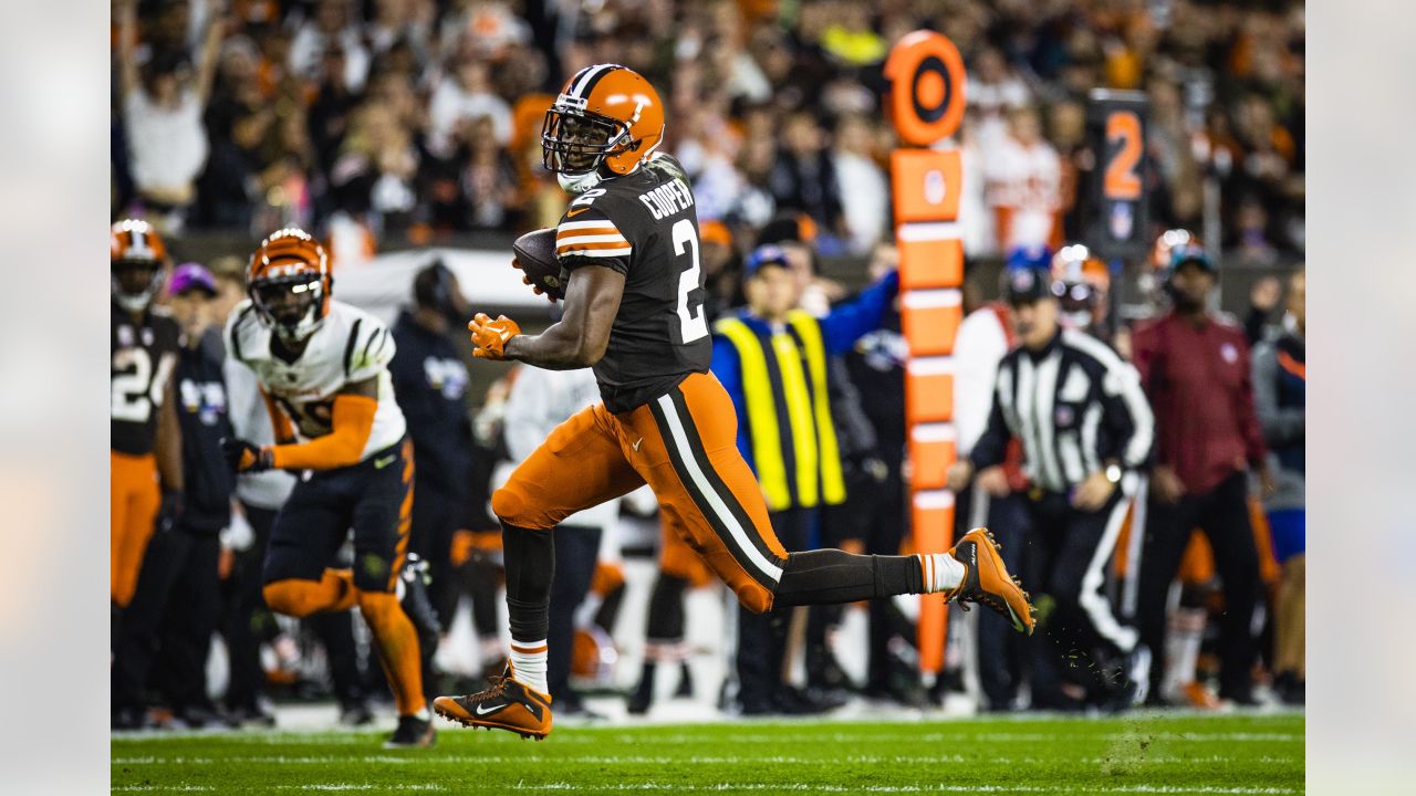 Houston, Texas, USA. 4th Dec, 2022. Cleveland Browns wide receiver Amari  Cooper (2) is tackled after a catch during an NFL game between the Houston  Texans and the Cleveland Browns on Dec.