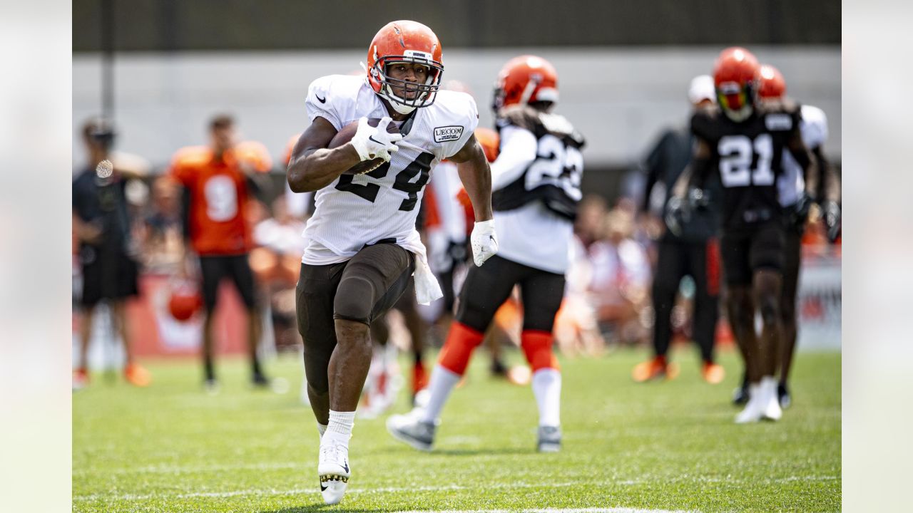 Bulldogs in the NFL - Image 34: Cleveland Browns running back Nick Chubb  (left) and his cousin Denver Broncos outside linebacker Bradley Chubb  (right) exchange jerseys following the game at Broncos Stadium