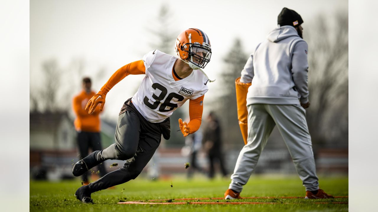 Cleveland Browns fans brave cold weather for Christmas Eve game against New  Orleans Saints