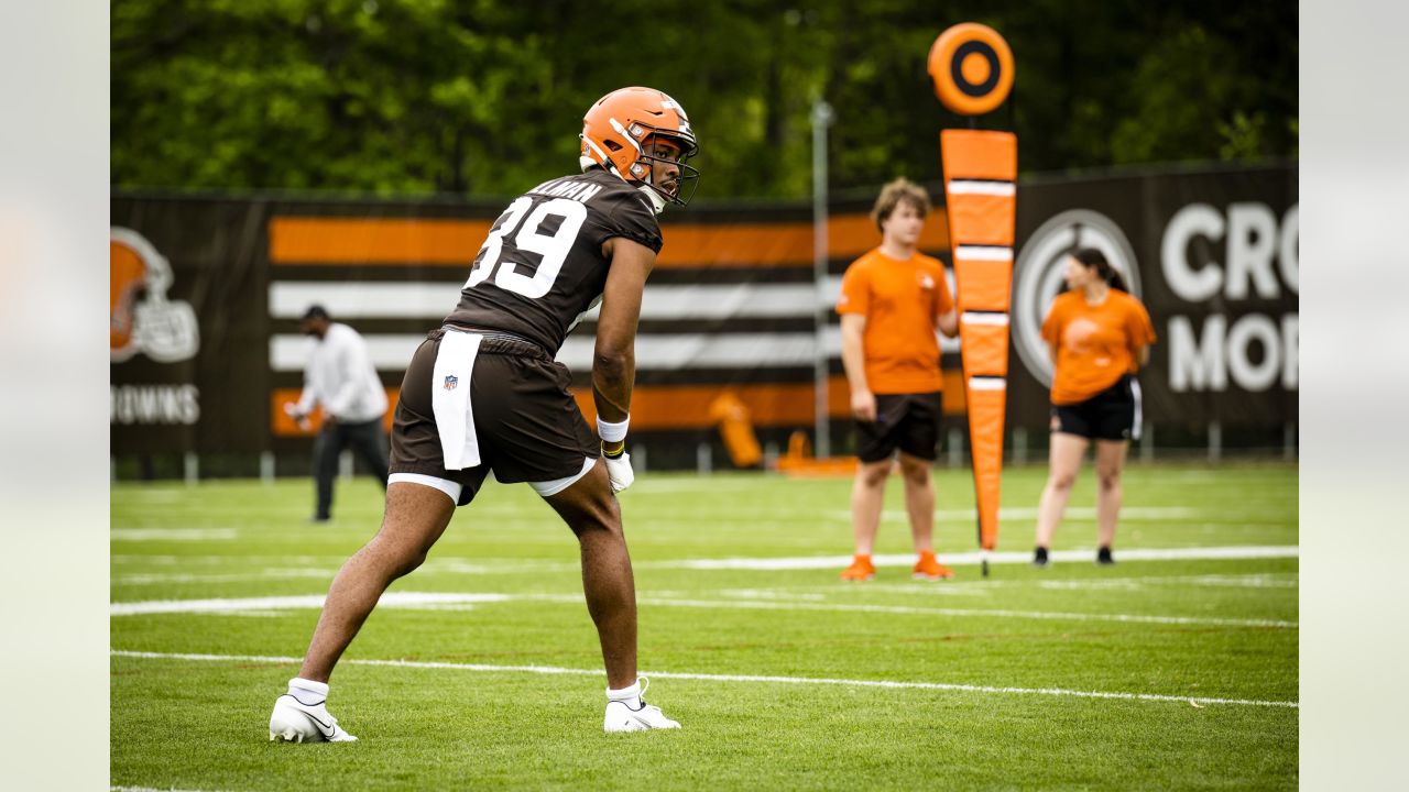 Cleveland Browns rookie Dorian Thompson-Robinson (17) calls a play during  the NFL football team's rookie minicamp in Berea, Ohio, Friday, May 12,  2023. (AP Photo/Phil Long Stock Photo - Alamy