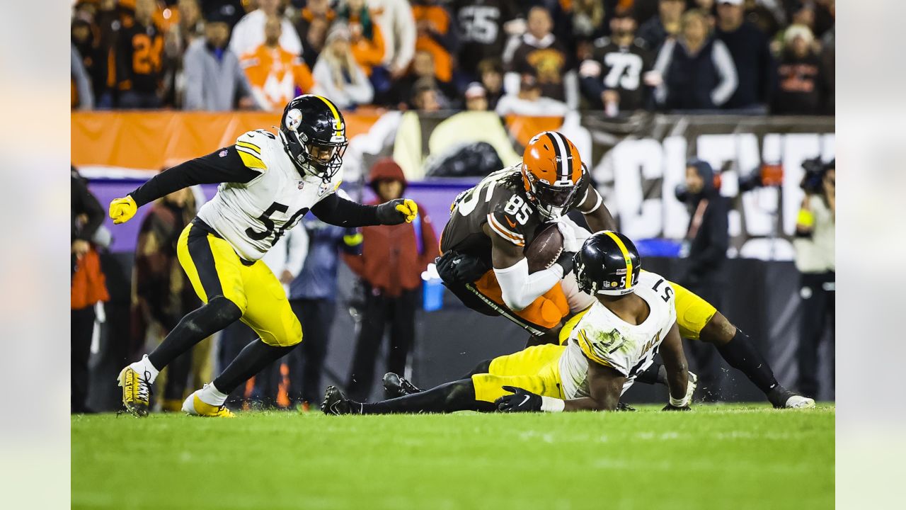 Cleveland Browns linebacker Anthony Walker Jr. (4) stands on the sideline  during an NFL football game against the Pittsburgh Steelers, Sunday, Oct.  31, 2021, in Cleveland. (AP Photo/Kirk Irwin Stock Photo - Alamy