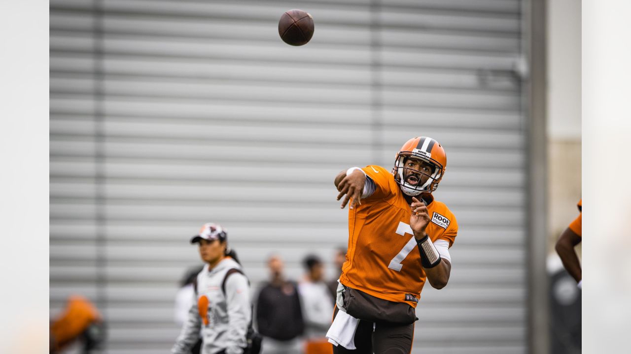 Deion Jones debuts new visor  2021 AT&T Training Camp Day 2