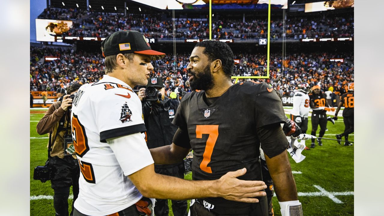 David Njoku's unreal touchdown catch leads Browns to upset Tom Brady's  Buccaneers