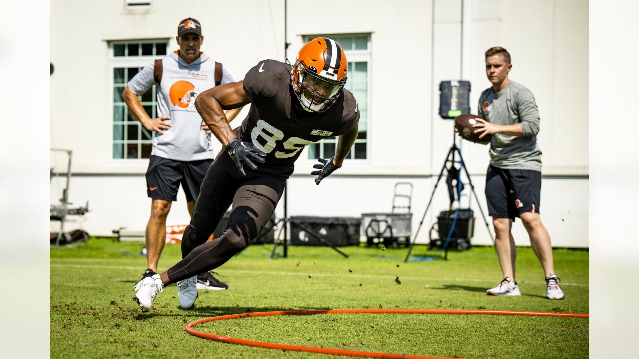 KRT SPORTS STORY SLUGGED: FBN-BEARS-BROWNS KRT PHOTOGRAPH BY MIKE  CARDEW/AKRON BEACON JOURNAL (October 9) CLEVELAND, OH -- Cleveland Browns  tight end Aaron Shea tries to advance the ball through Chicago Bears  linebacker