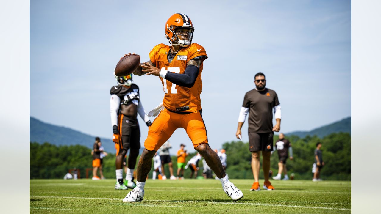 KRT SPORTS STORY SLUGGED: FBN-BEARS-BROWNS KRT PHOTOGRAPH BY MIKE  CARDEW/AKRON BEACON JOURNAL (October 9) CLEVELAND, OH -- Cleveland Browns  tight end Aaron Shea tries to advance the ball through Chicago Bears  linebacker