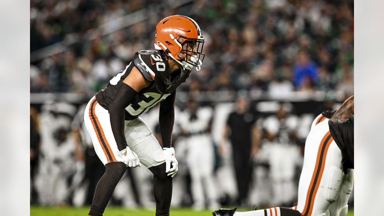 Cleveland Browns rookie Dorian Thompson-Robinson (17) calls a play during  the NFL football team's rookie minicamp in Berea, Ohio, Friday, May 12,  2023. (AP Photo/Phil Long Stock Photo - Alamy