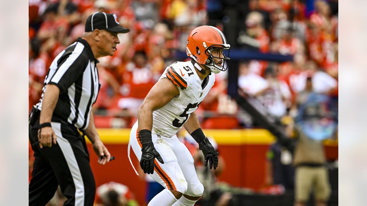 Cleveland Browns linebacker Jordan Kunaszyk (51) runs to position