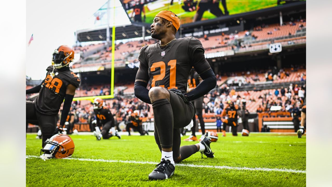 Cleveland Browns guard Wyatt Teller (77) lines up for a play during an NFL  football game against the Tampa Bay Buccaneers, Sunday, Nov. 27, 2022, in  Cleveland. (AP Photo/Kirk Irwin Stock Photo - Alamy