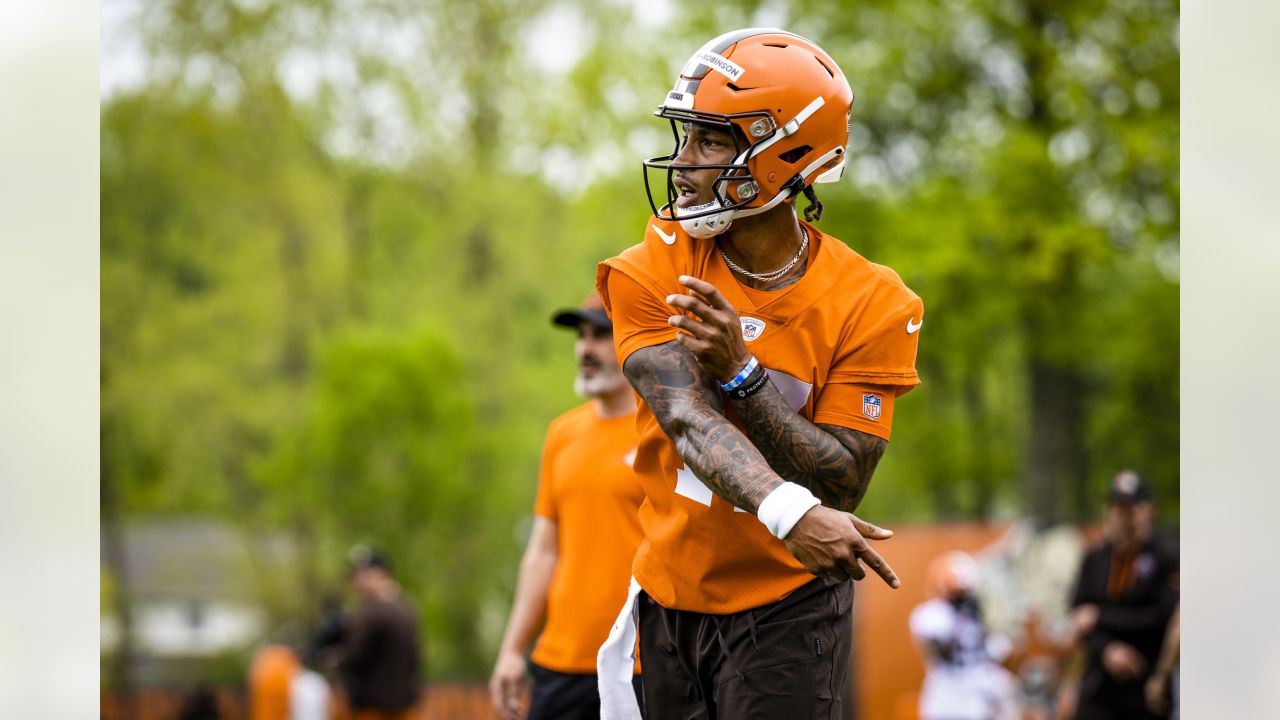 Cleveland Browns rookie Dorian Thompson-Robinson (17) calls a play during  the NFL football team's rookie minicamp in Berea, Ohio, Friday, May 12,  2023. (AP Photo/Phil Long Stock Photo - Alamy