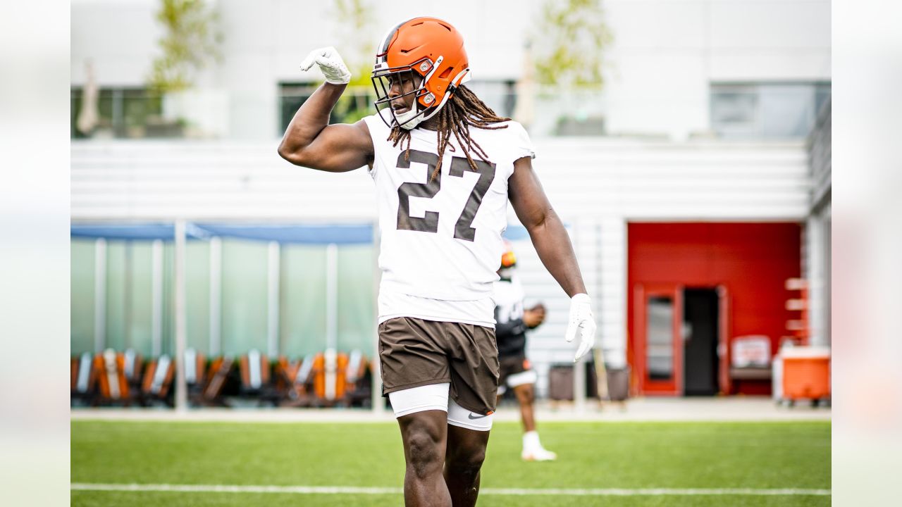 Browns, community honors Nick Chubb in Week 3, Kevin Stefanski drives the  extra mile(s) - Dawgs By Nature