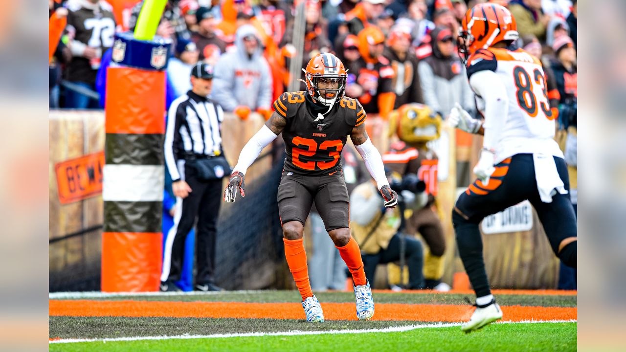 Denzel Ward Signed Cleveland Browns 8x10 Running PF Photo- Beckett Aut –  Super Sports Center