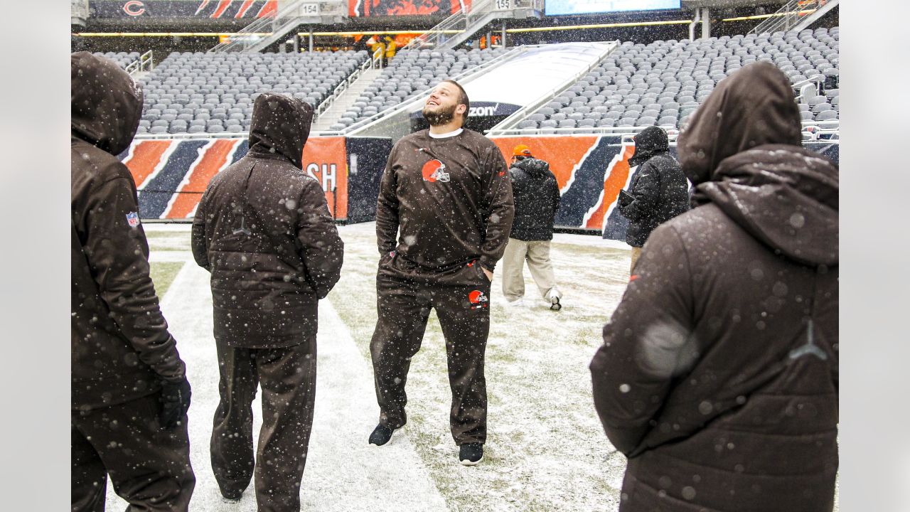 Joel Bitonio, the 'personification' of the Browns' mantra, signs 3