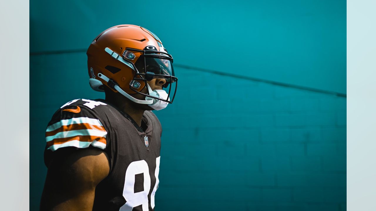 Cleveland Browns tight end Pharaoh Brown (84) warms up prior to