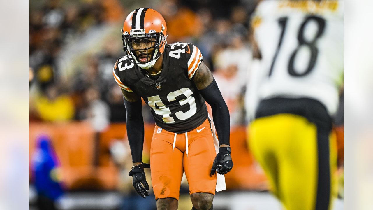 CLEVELAND BROWNS Anthony Walker Jr. LB 1-⭐-STAR BLACK Stick-On C CAPTAINS  PATCH