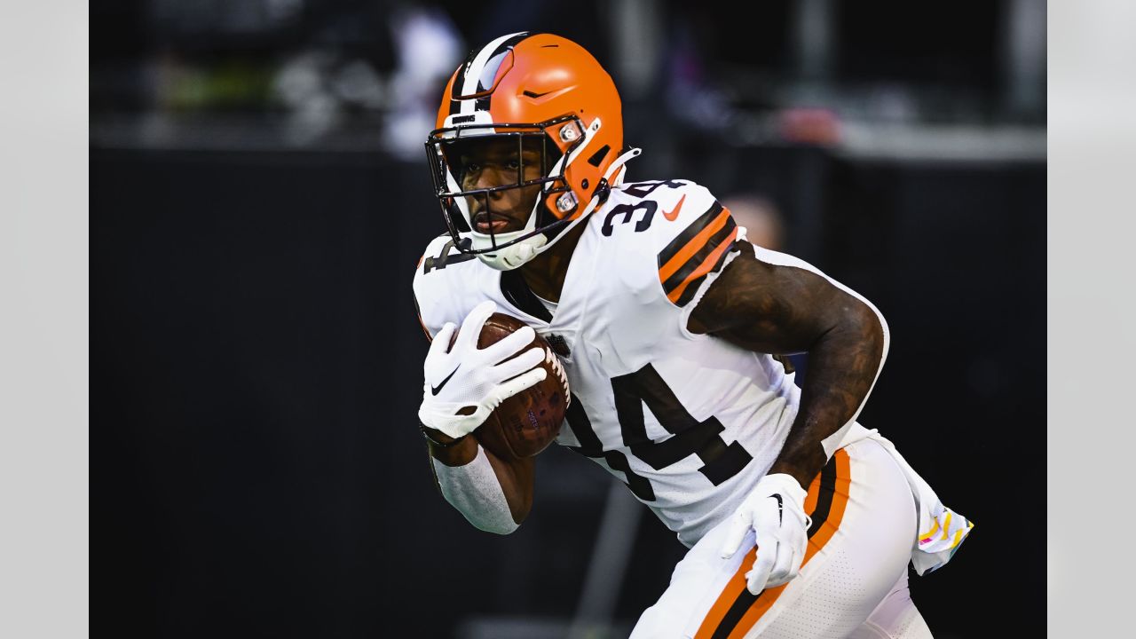 Cleveland Browns running back Jerome Ford (34) warms up prior to