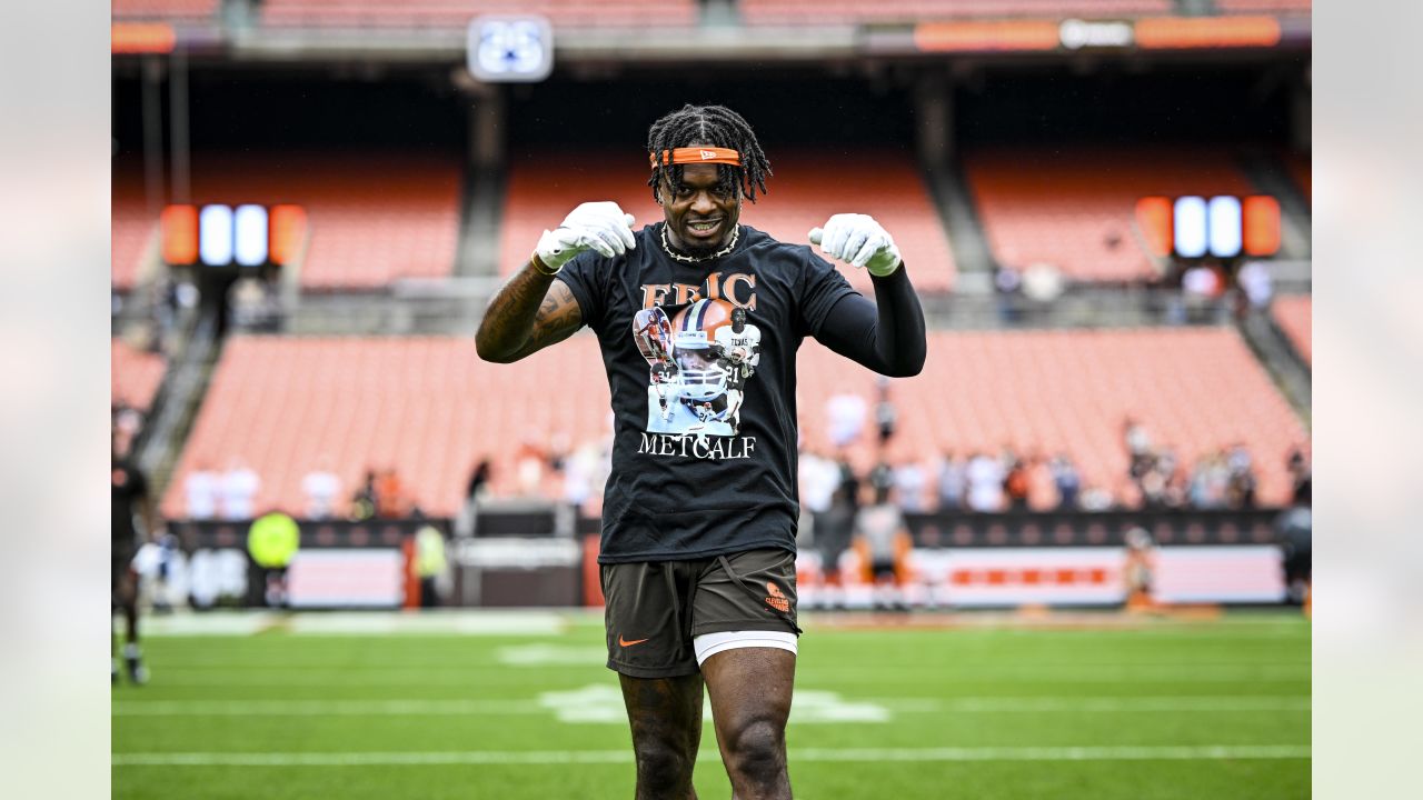 Cleveland Browns guard Wyatt Teller (77) stands on the sideline during an NFL  football game against the Cincinnati Bengals, Sunday, Sep. 10, 2023, in  Cleveland. (AP Photo/Kirk Irwin Stock Photo - Alamy