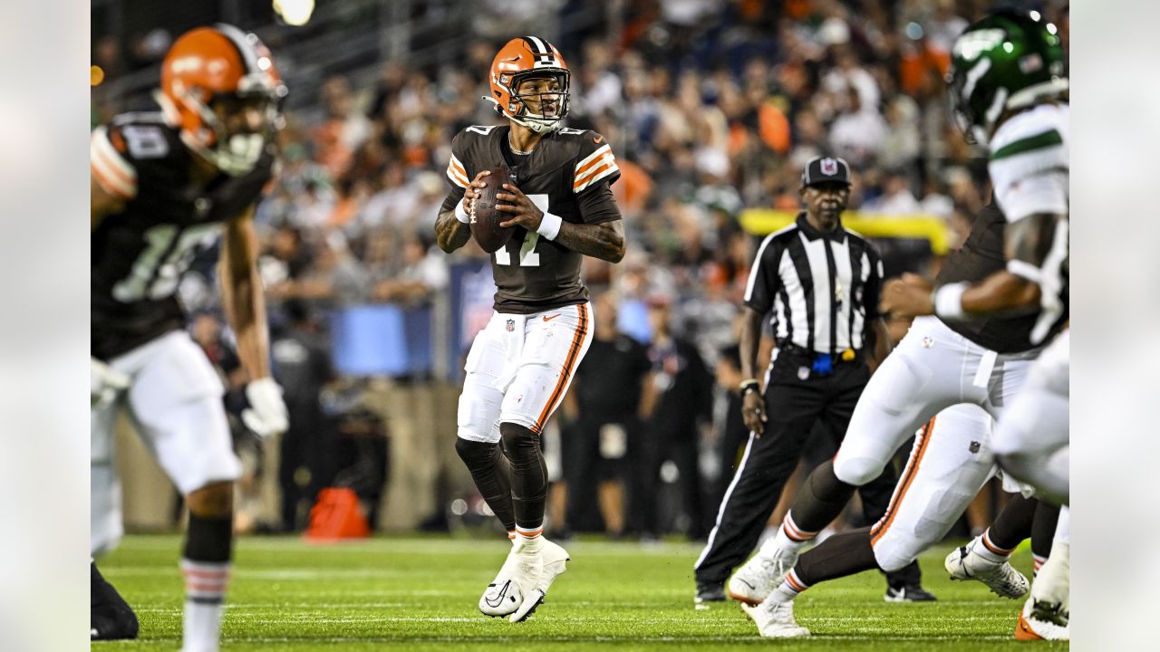 Cleveland Browns quarterback Dorian Thompson-Robinson (17) hands