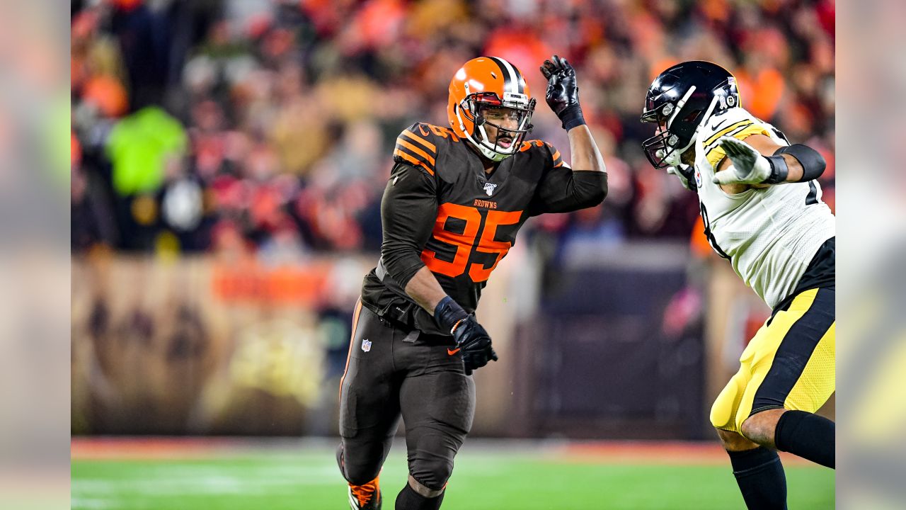 Steelers vs Browns - Myles Garrett hits Mason Rudolph with his own helmet!  Thursday Night Football! 