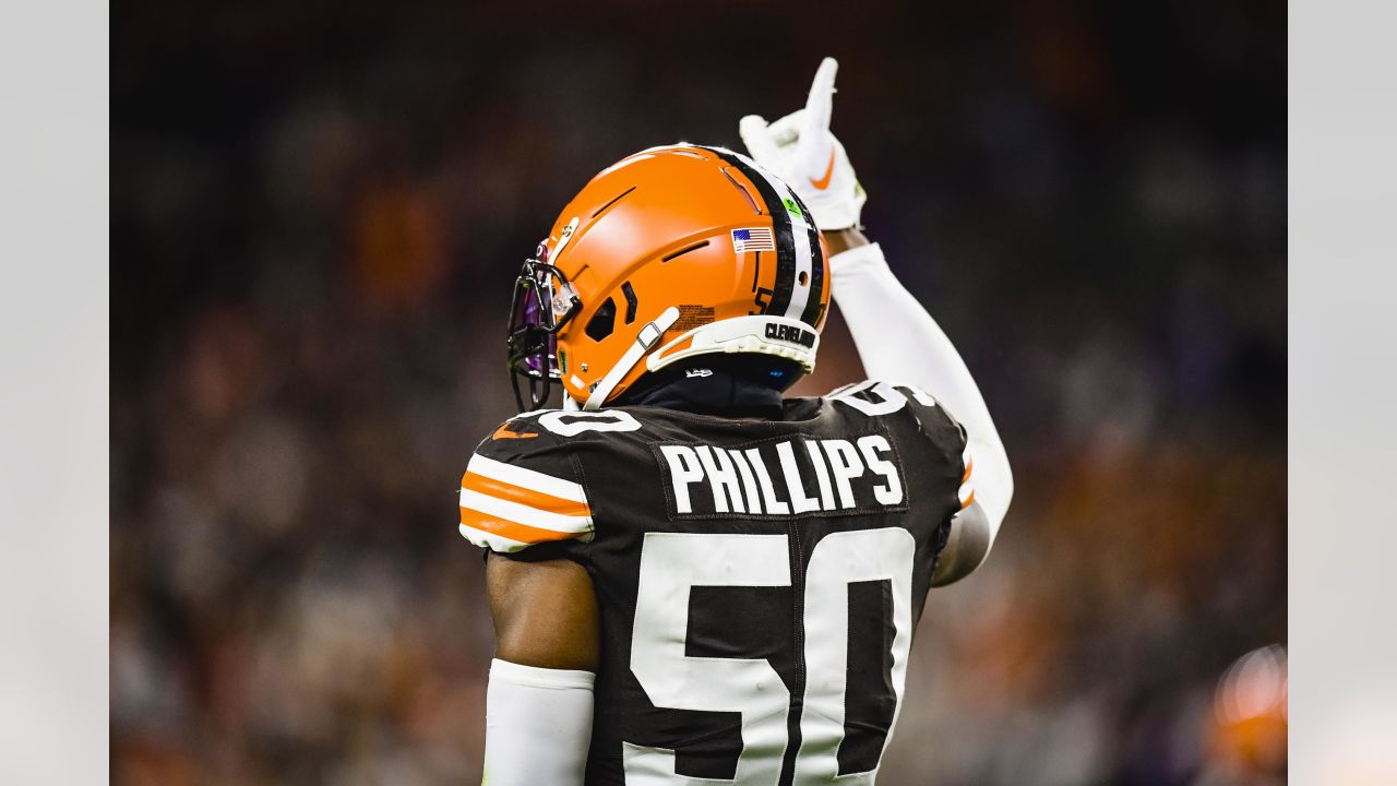 NFL: Cleveland Browns beat Pittsburgh Steelers to seal first play-off place  since 2002 - BBC Sport