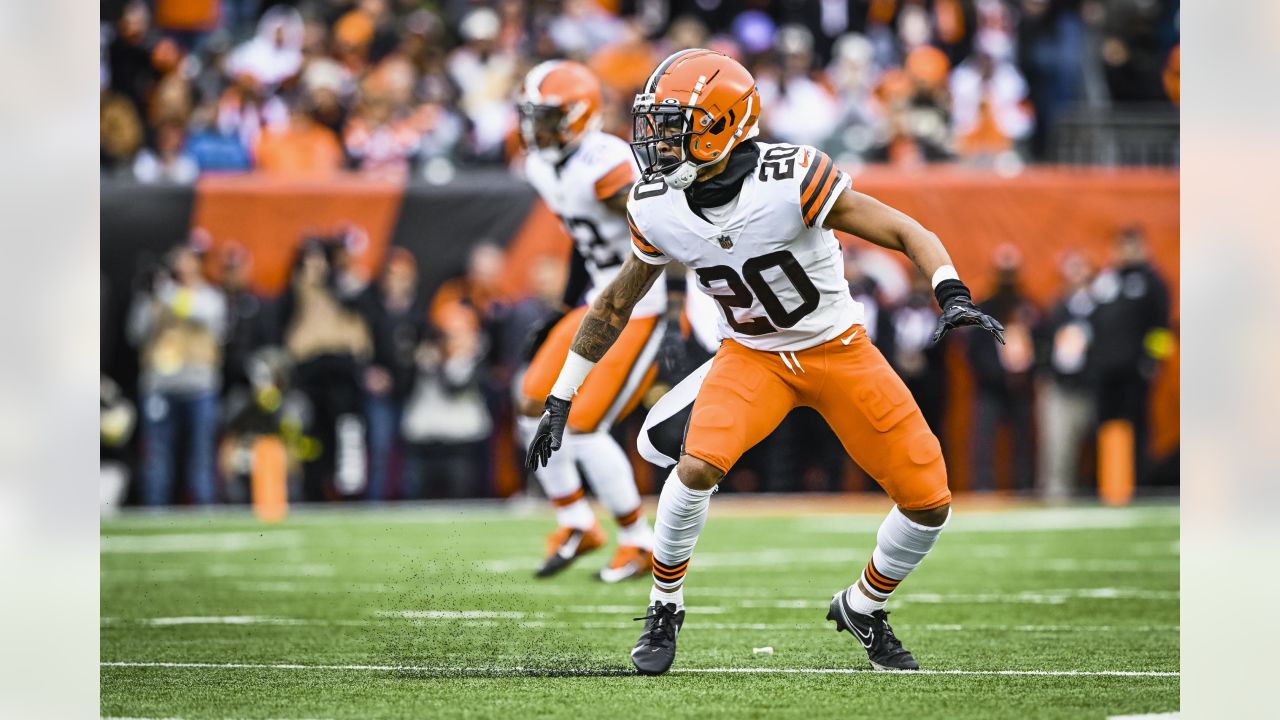 Highlight] Myles Garrett has 9 sacks in his last 6 games against the  Bengals : r/nfl