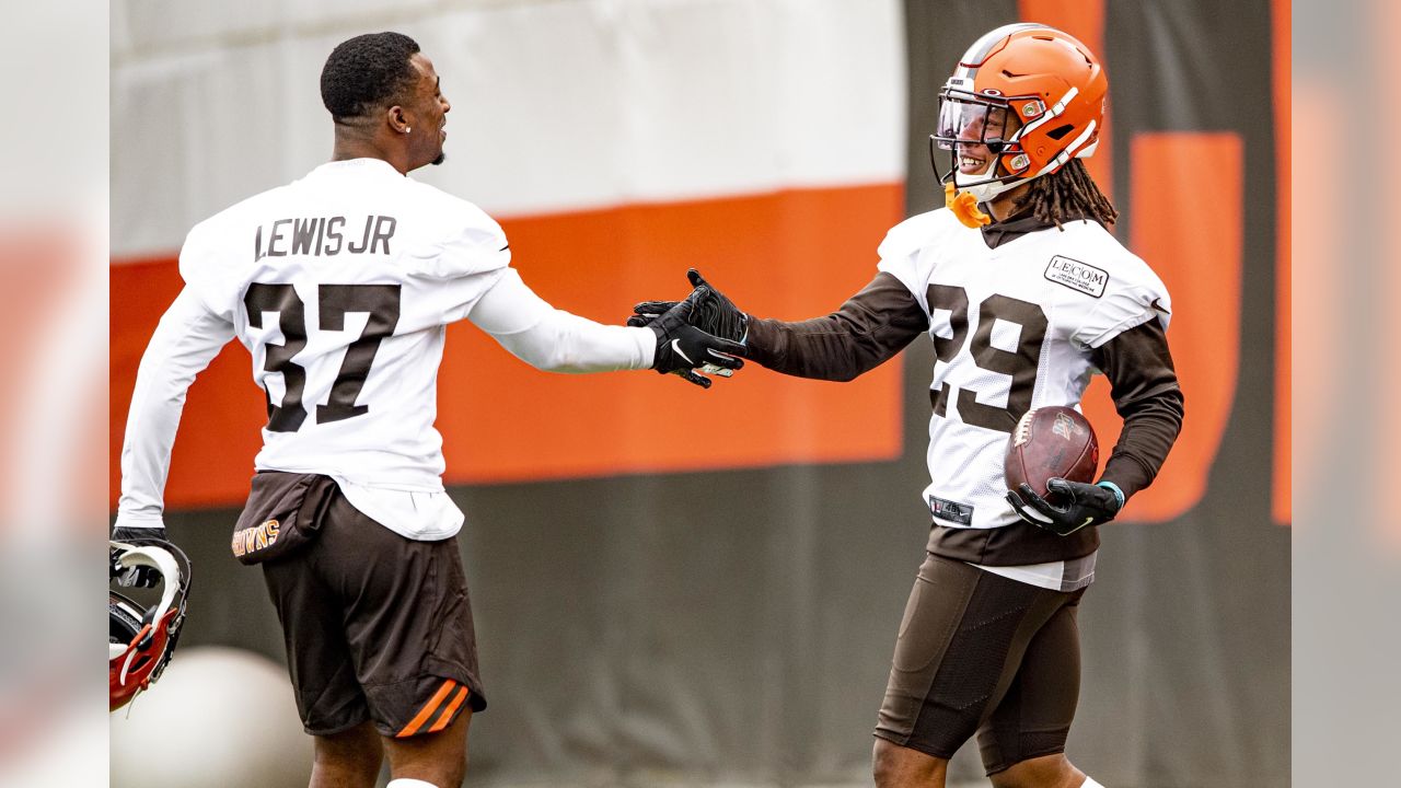 Browns TE David Njoku Urging Odell Beckham to Re-Join Team