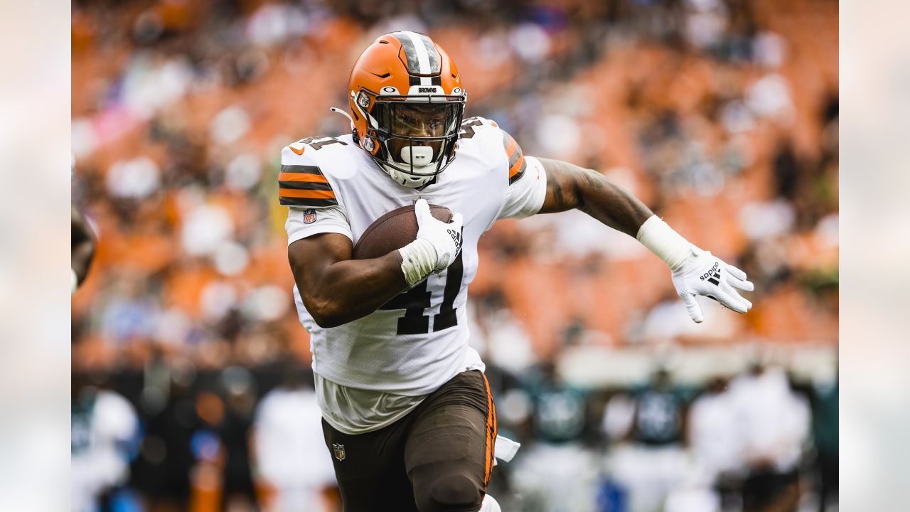 Cleveland Browns' Alex Wright runs drills at the NFL football team's  training camp on Saturday, July 29, 2023, in White Sulphur Springs, W.Va.  (AP Photo/Chris Carlson Stock Photo - Alamy