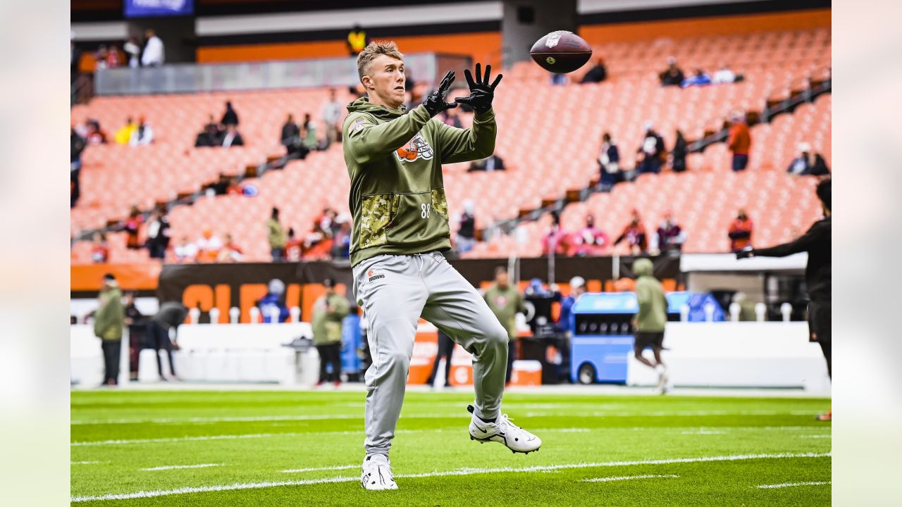 Cleveland Browns tight end Harrison Bryant (88) warms up prior to