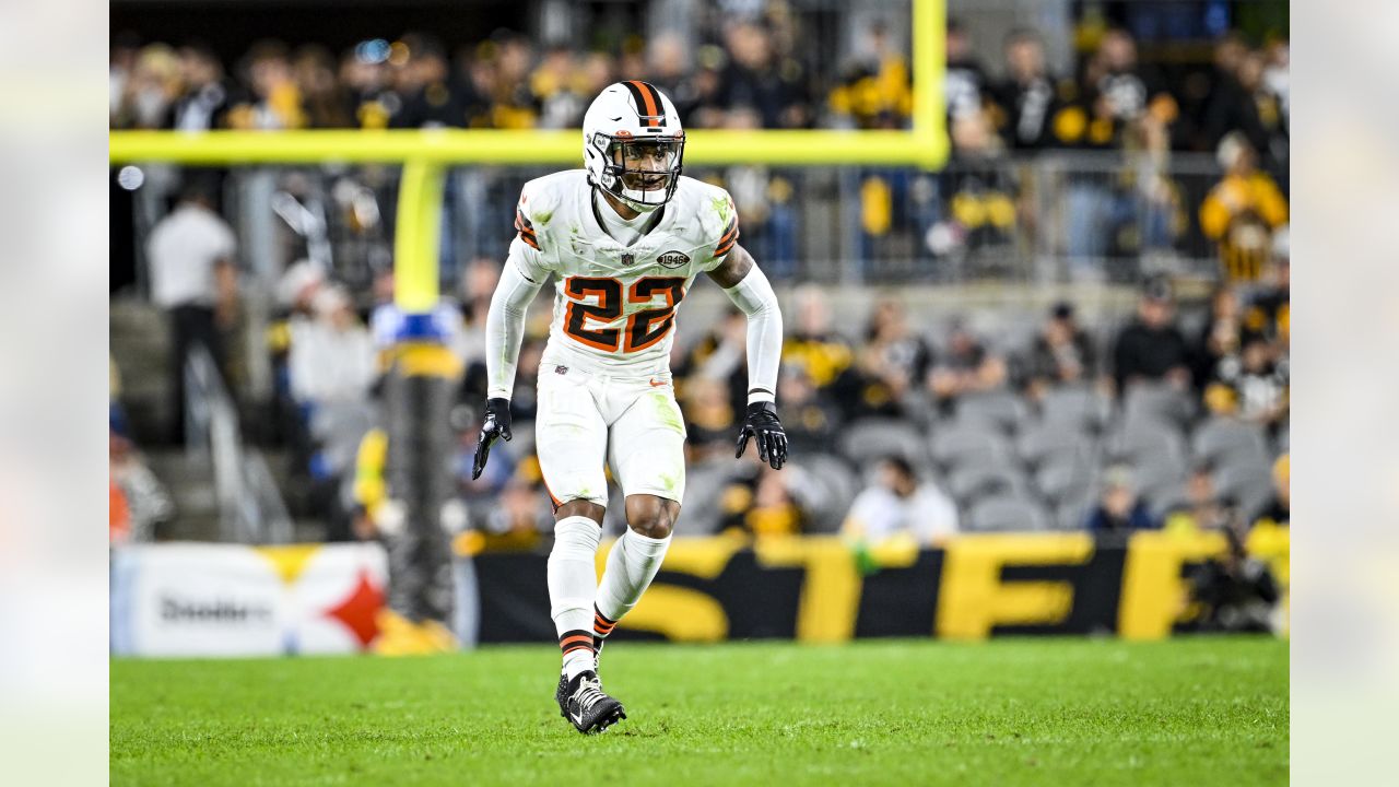 Cleveland Browns offensive tackle Jedrick Wills Jr. (71) looks to make a  block during an NFL football game against the Pittsburgh Steelers,  Thursday, Sept. 22, 2022, in Cleveland. (AP Photo/Kirk Irwin Stock