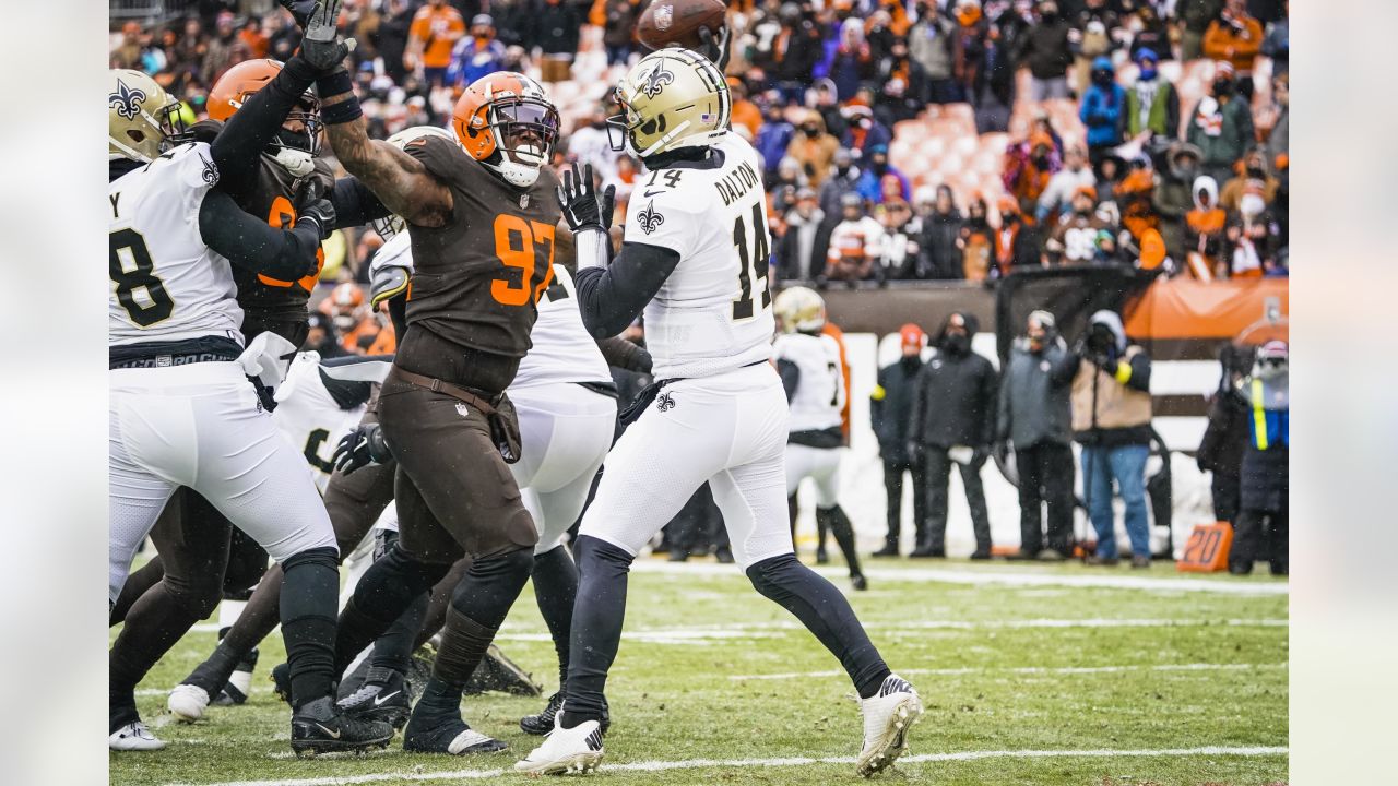 Cleveland Browns battle frigid temperatures, New Orleans Saints