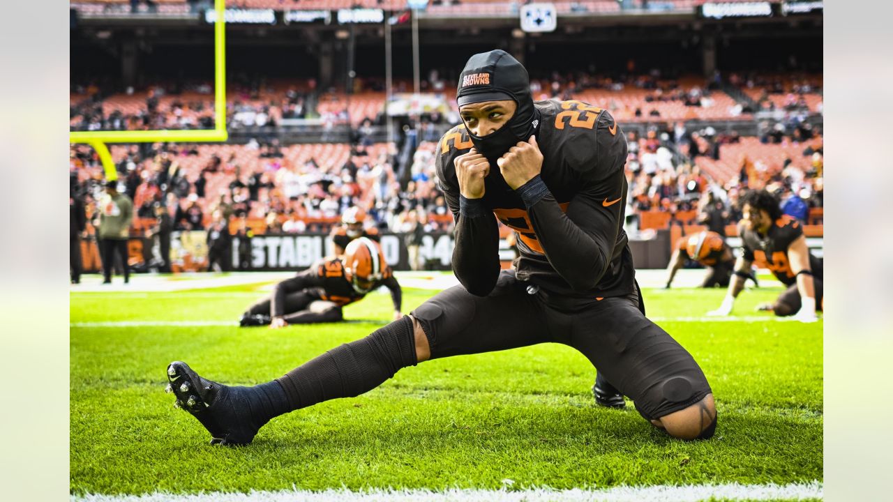 Cleveland Browns guard Wyatt Teller (77) lines up for a play during an NFL  football game against the Tampa Bay Buccaneers, Sunday, Nov. 27, 2022, in  Cleveland. (AP Photo/Kirk Irwin Stock Photo - Alamy