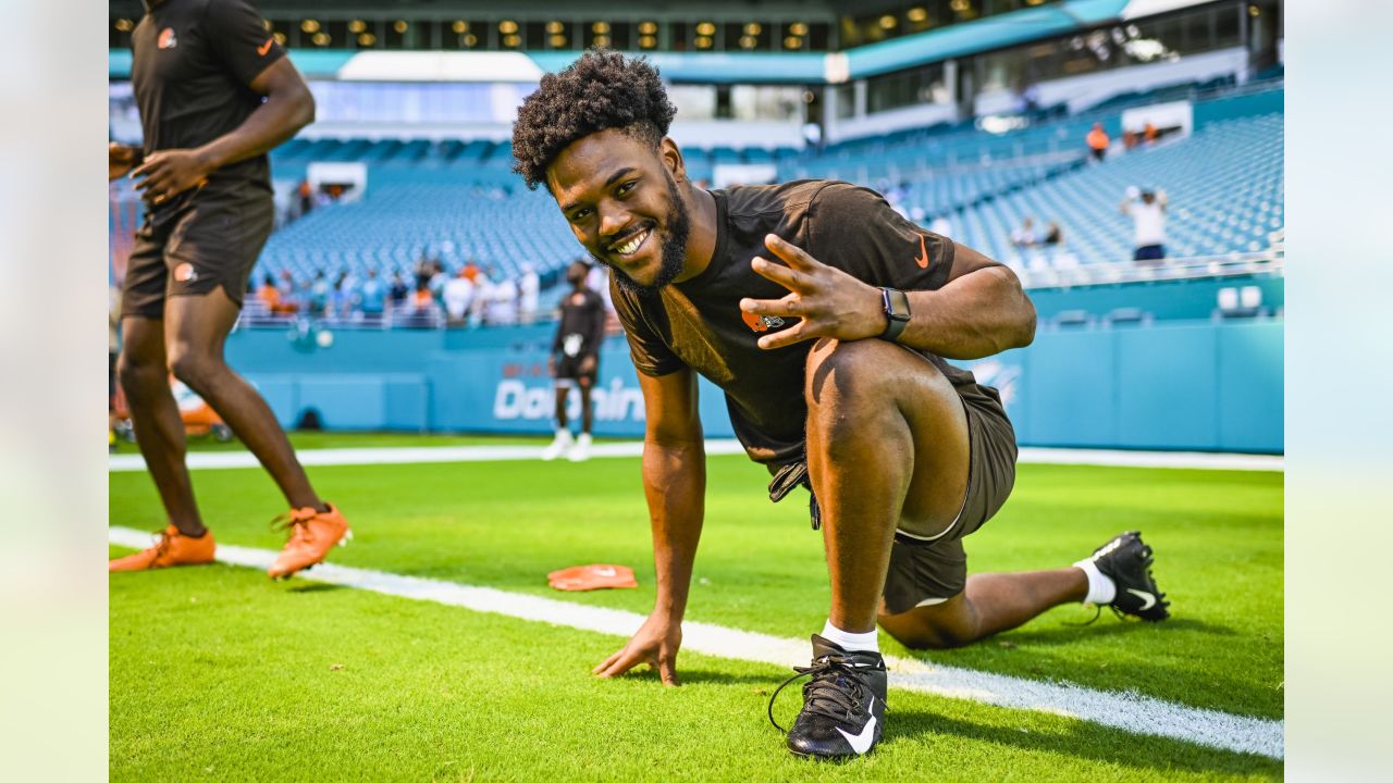 Miami Dolphins and Cleveland Browns players pose for photos after an NFL  football game, Sunday, Nov. 13, 2022, in Miami Gardens, Fla. (AP  Photo/Lynne Sladky Stock Photo - Alamy