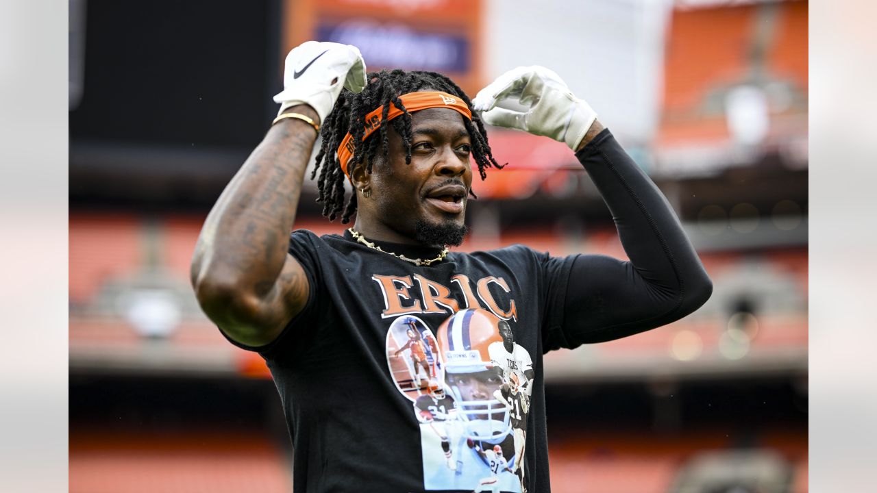 Cleveland Browns guard Wyatt Teller (77) stands on the sideline during an  NFL football game against the Cincinnati Bengals, Sunday, Sep. 10, 2023, in  Cleveland. (AP Photo/Kirk Irwin Stock Photo - Alamy