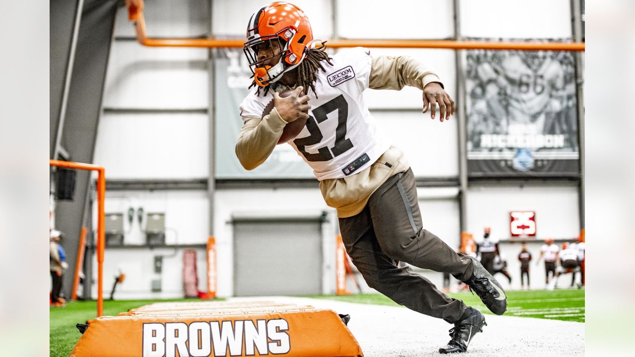 Browns welcome back RB Kareem Hunt