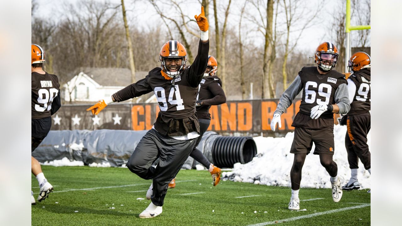 Browns make handful of moves on the eve of matchup with Commanders